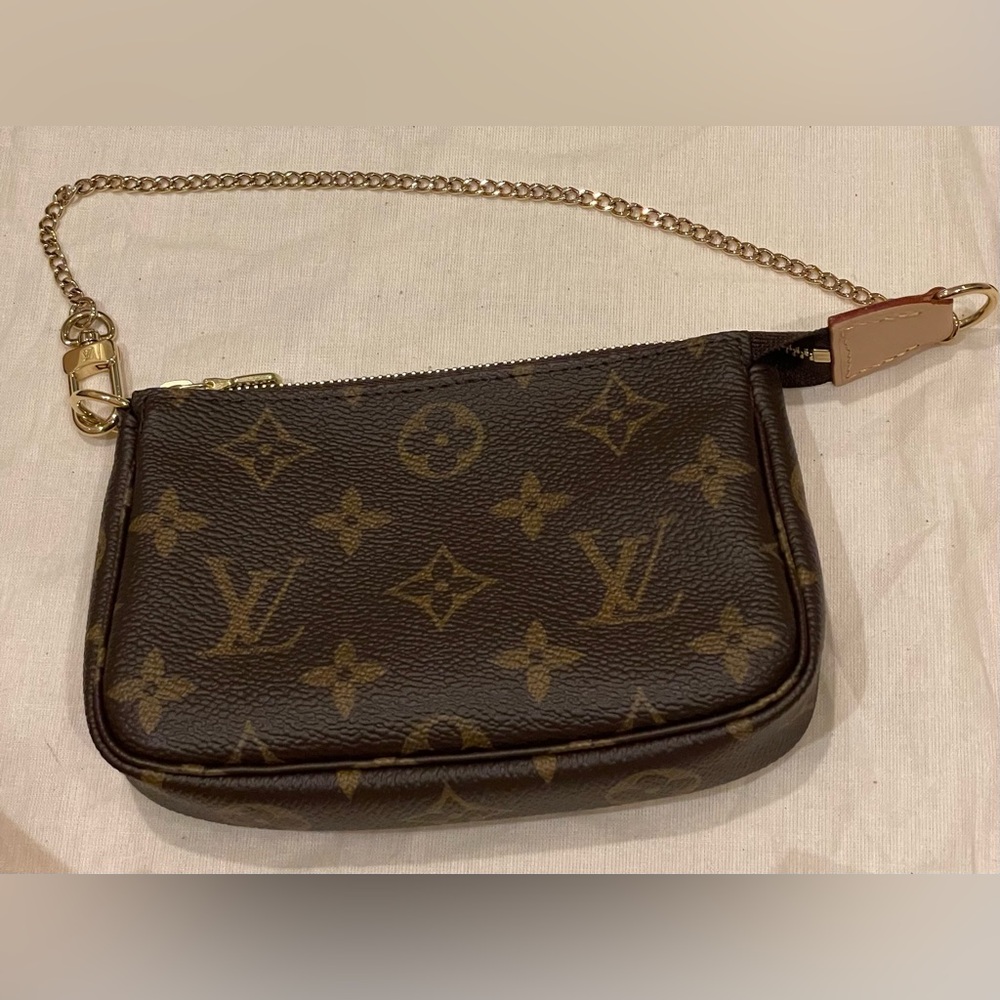 Louis Vuitton Monogram Mini pouchette NWOT chipped & full set